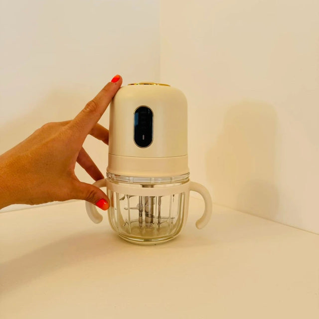 Mixeur bébé portable BabyVulpy en situation d'utilisation - Blossom Care