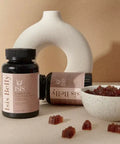Gommes de complément alimentaire Comfy Cycle de Isis Superfood, conçues pour le confort menstruel, en flacon avec plusieurs gummies visibles