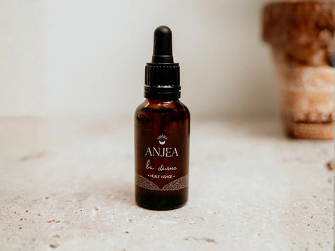 Huile visage et corps Anjea La Divine Éclat visage, flacon avec texture huile pour la peau du visage et du corps.