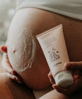 Crème vergetures Joone pour visage et corps, 200 ml, texture riche et hydratante visible dans le flacon blanc.
