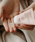 Baume d'allaitement Joone 30 ml pour visage et corps, texture riche et nourrissante, en tube blanc avec logo Joone.