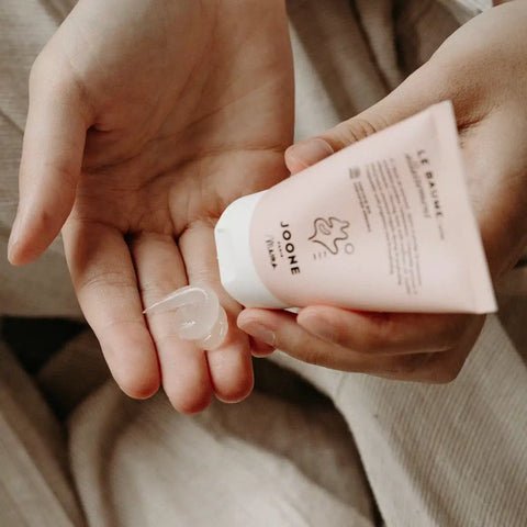 Baume d'allaitement Joone 30 ml pour visage et corps, texture riche et nourrissante, en tube blanc avec logo Joone.