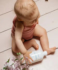 Mousse de bain Minois Paris pour visage et corps d'enfant, texture douce et légère, idéale pour la peau sensible.