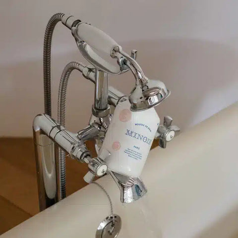 Mousse de bain Minois Paris pour visage et corps d'enfant, texture douce et onctueuse, dans un flacon blanc.