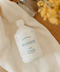 Mousse de bain Minois Paris pour visage et corps, douce et naturelle, adaptée aux bébés, dans un flacon pompe.
