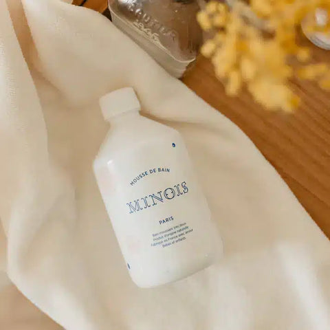 Mousse de bain Minois Paris pour visage et corps, douce et naturelle, adaptée aux bébés, dans un flacon pompe.