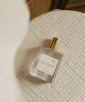 Parfum Eau de Toilette Minois Paris Senteur Délicate, flacon élégant avec liquide clair, sur fond neutre.