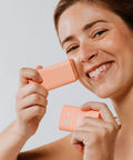 Crème solaire SPF 50 visage et lèvres Monjour pour bébés dès 6 mois, tube compact avec étiquette orange et blanc.
