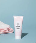 Dentifrice Enfance Paris pour gencives apaisées, tube blanc avec logo, adapté aux enfants, visible en gros plan.