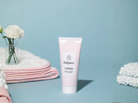 Dentifrice Enfance Paris pour gencives apaisées, tube blanc avec logo, adapté aux enfants, visible en gros plan.