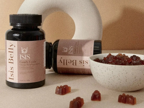 Complément alimentaire Comfy Cycle de Isis Superfood, soutien pour le confort menstruel, emballage avec capsules blanches et étiquette.