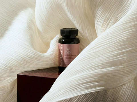 Complément alimentaire GLOW BOOST Isis Superfood avec poudre d'éclat et de beauté, présenté en sachet.