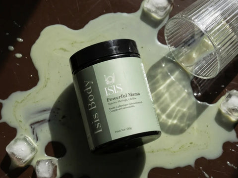 Poudre de matcha puissant de Isis Superfood, complément alimentaire pour vitalité et concentration, dans un paquet vert.