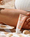 Spray solaire SPF 50+ pour visage et corps, bébé et enfant, de la marque Monjour, en flacon spray blanc et bleu.